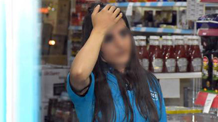 Müşteri gibi geldiği markette korku saçtı !
