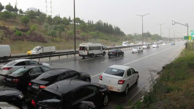İstanbul'u dolu vurdu, araçlar suya gömüldü