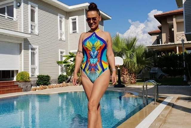 Demet Akalın'dan mayolu paylaşım