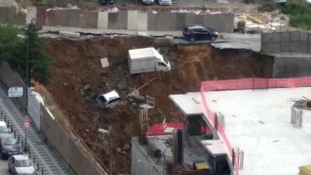 İstanbul Ümraniye'de istinat duvarı çöktü, otomobiller çukura düştü