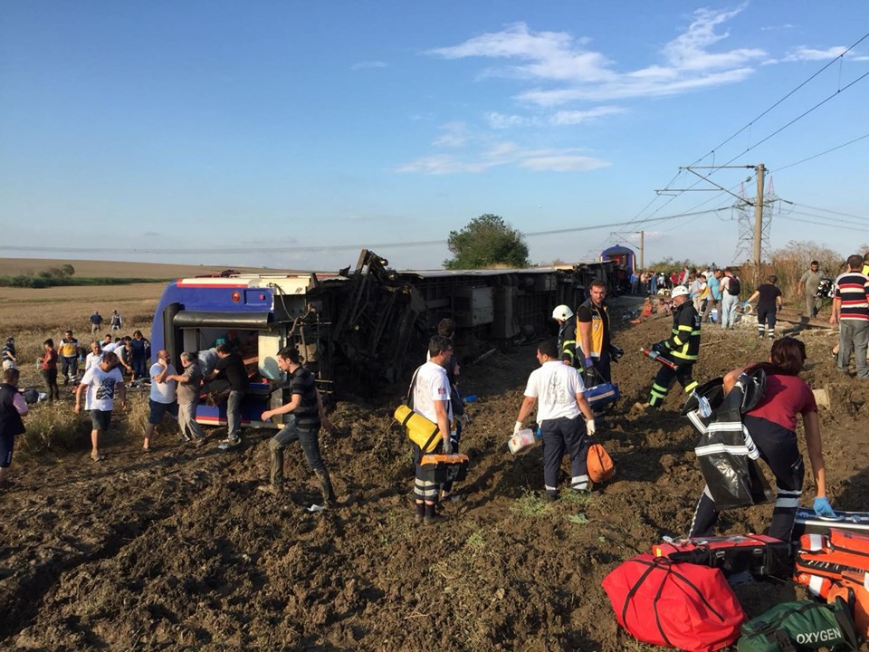 Çorlu'da yolcu treni devrildi: Çok sayıda ölü ve yaralı var