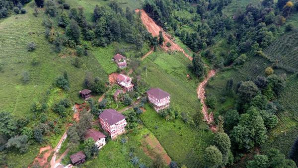 Rize'de sel ve heyelan: 1 ev çöktü, 22 ev boşaltıldı