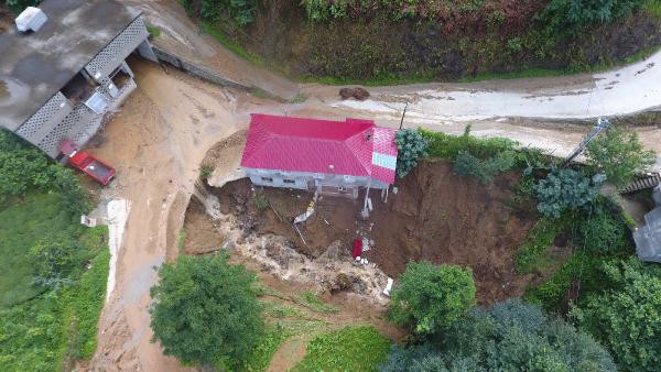 Rize'de sel ve heyelan: 1 ev çöktü, 22 ev boşaltıldı