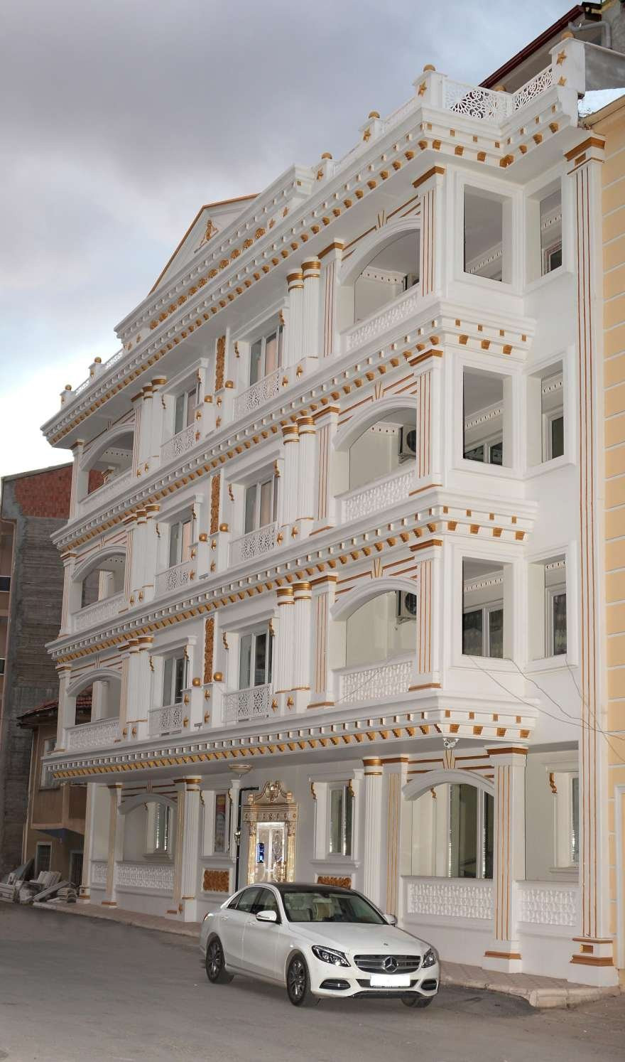 Malatya’da görenleri hayrete düşüren altın kaplamalı apartman