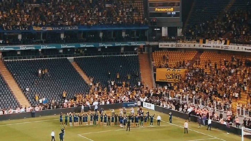 Fenerbahçe taraftarı maç sonu stadı terk etmedi