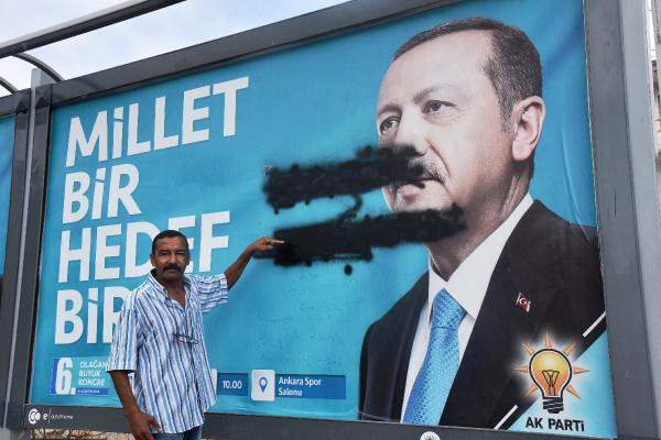 Cumhurbaşkanı Erdoğan'ın afişine boyalı saldırı - Resim : 1