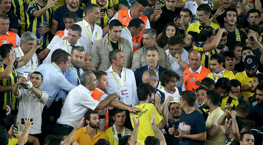 Ali Koç taraftarlarla maç izledi !