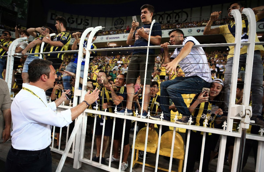 Ali Koç taraftarlarla maç izledi !