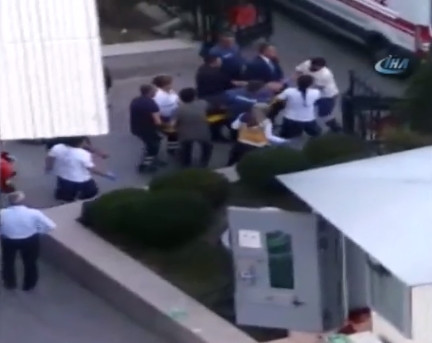 MHP Genel Merkezi önünde polis vuruldu