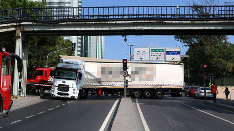 İstanbul'da trafiği kilitledi