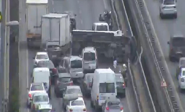 İstanbul'da trafiği kilitleyen kaza; trafik durdu
