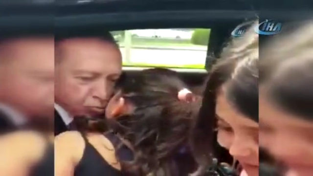 Minik kız çocuğu Erdoğan'ın önünü kesti