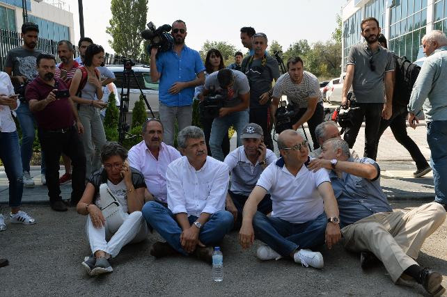 CHP'li muhaliflerden Genel Merkez önünde oturma eylemi