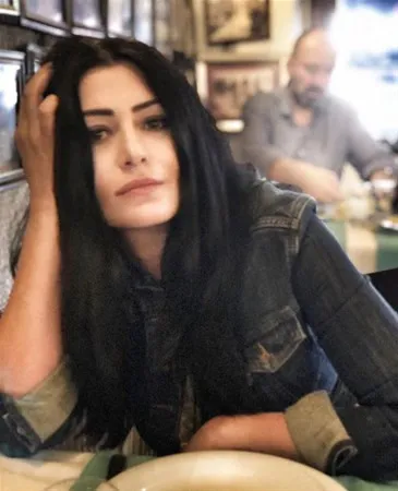 Deniz Çakır'dan derin dekolte !