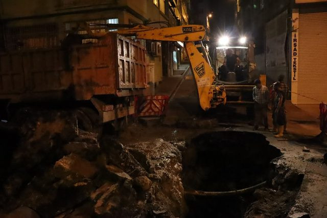 İstanbul'da yol çöktü ! Trafiğe kapatıldı