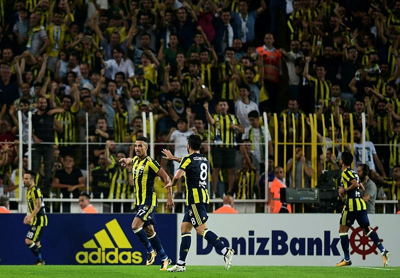 Fenerbahçe'de iki isim ile yollar ayrılıyor!