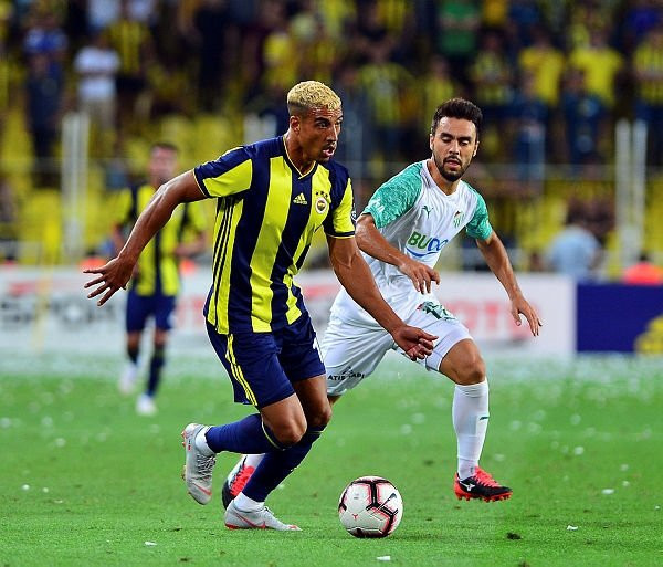 Fenerbahçe'de iki isim ile yollar ayrılıyor!