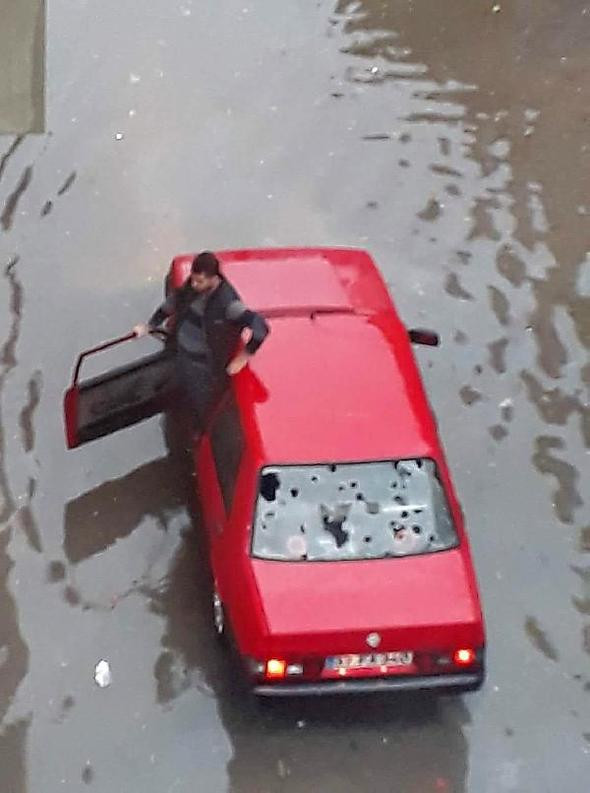 Dolu yağışı fena vurdu; 370 araç ve 90 evde hasar var...