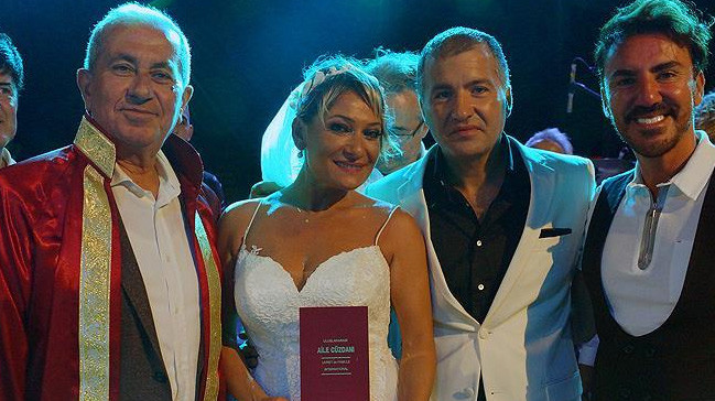 Şarkıcı Zeynep konser verdiği sahnede evlendi