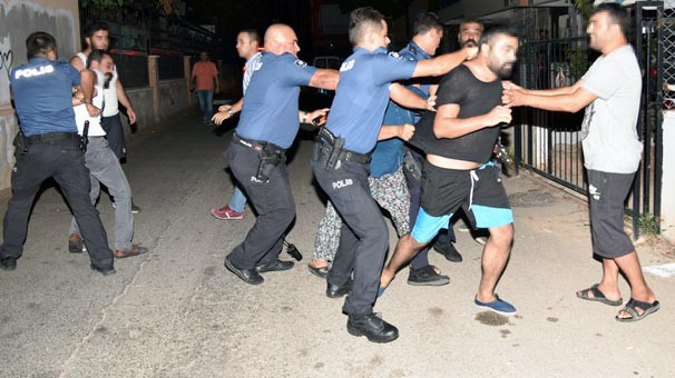 Bekçi ile polis araya girdi