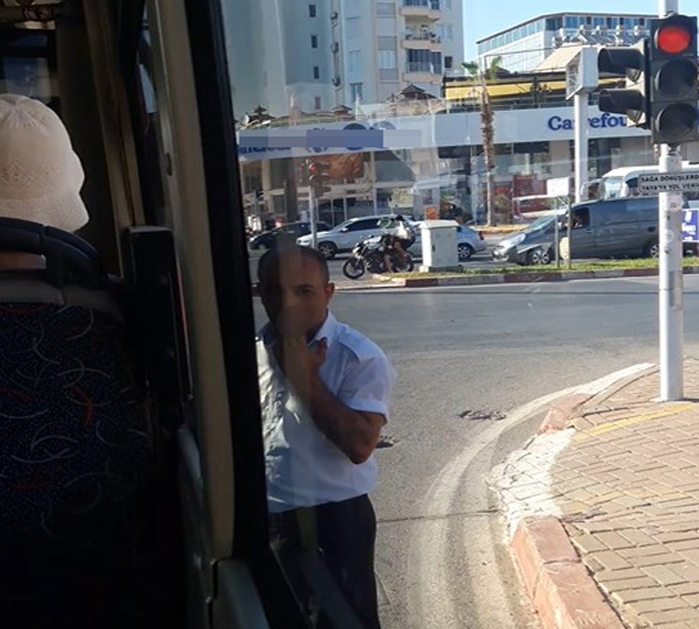 Özel Halk Otobüsü şoförünün sigara molası olay oldu