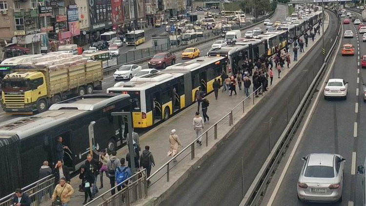İstanbul'da sabah şoku ! Metrelerce metrobüs kuyruğu oluştu