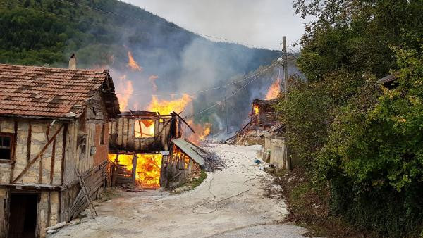 Kastamonu'da yangın felaketi ! 8 ev ve 1 ahır yandı - Resim : 1