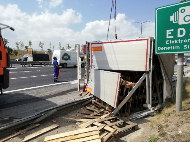 TEM'de trafiği kilitleyen kaza - Resim : 1