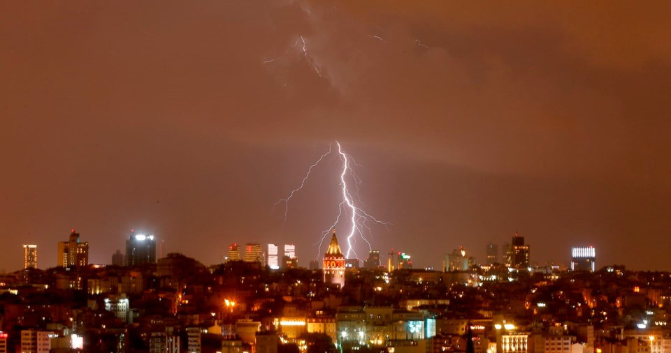 İstanbul'da gök gürültülü sağanak yağış etkili oldu