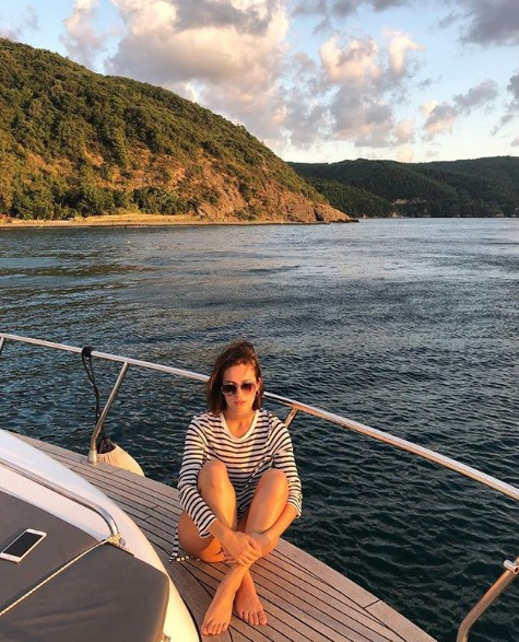 İrem Sak tatil pozuyla sosyal medyayı salladı