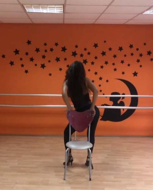 Selen Görgüzel'den seksi dans !