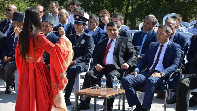 Şehitler anıtı önündeki ''Erik dalı'' krizi istifa getirdi