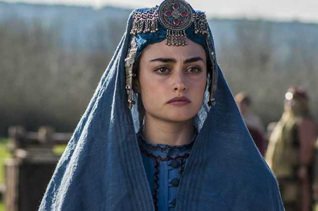 Ünlü oyuncu Esra Bilgiç Töre Türkiye'den ayrılıyor