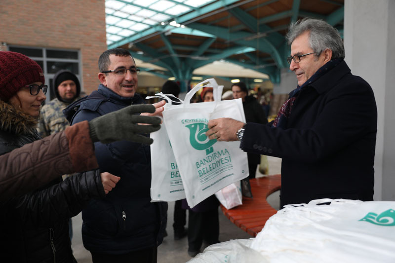 Başkan Dursun Mirza bez torba dağıttı