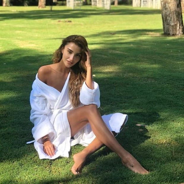 Bornozlu paylaşım modasına Saba Tümer de uydu