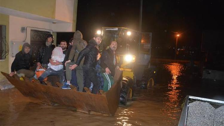 Evlerinde mahsur kalan aile iş makinesiyle kurtarıldı