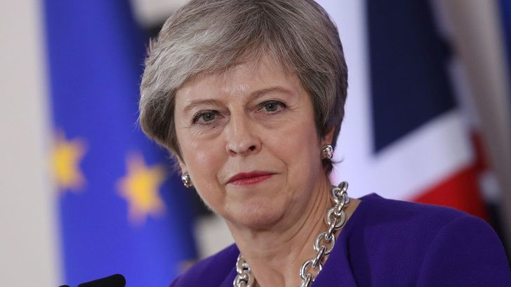Theresa May hükümeti güven oyu almayı başardı
