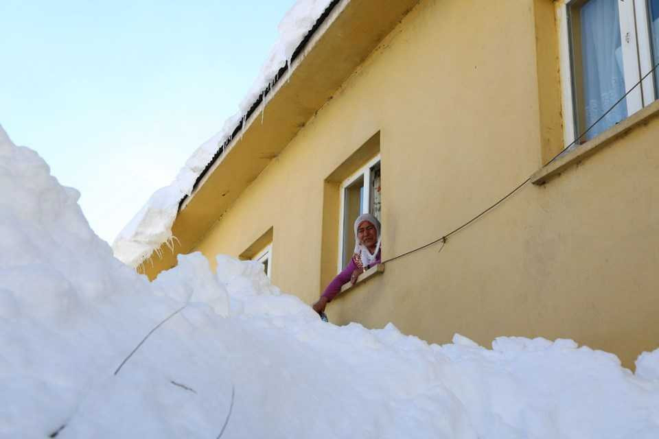Tunceli'de bir ilçe kar nedeniyle görünmez oldu
