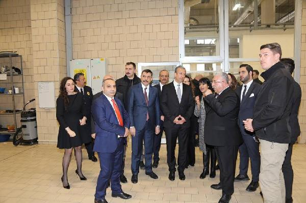 Venezuelalılar Çorum'daki altın rafirenirisine hayran kaldı