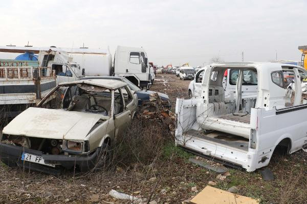 Binlerce araç çürümeye terk edildi