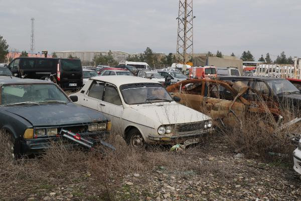 Binlerce araç çürümeye terk edildi