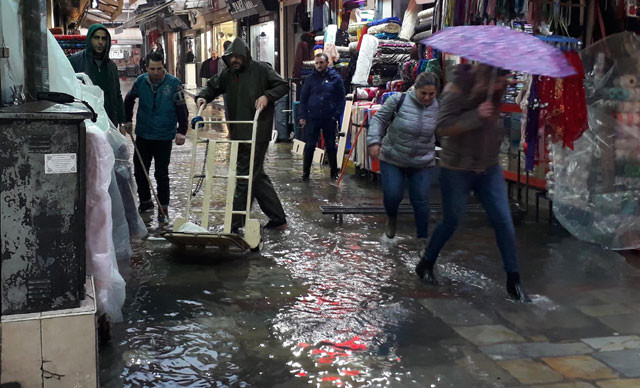 İzmir'de şiddetli yağmur; tarihi çarşı sular altında !