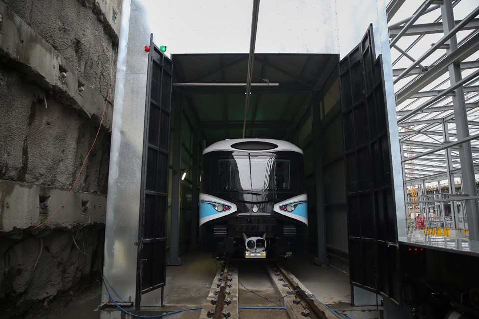 İstanbul'da Kabataş-Mahmutbey metro hattında ilk araç raya indi