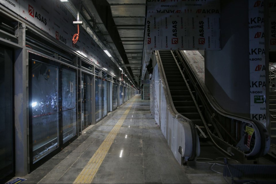 İstanbul'da Kabataş-Mahmutbey metro hattında ilk araç raya indi
