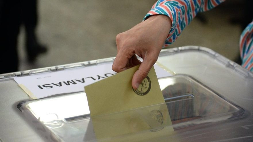 Son seçim anketi: ''AK Parti ilk kez geriden başlıyor''