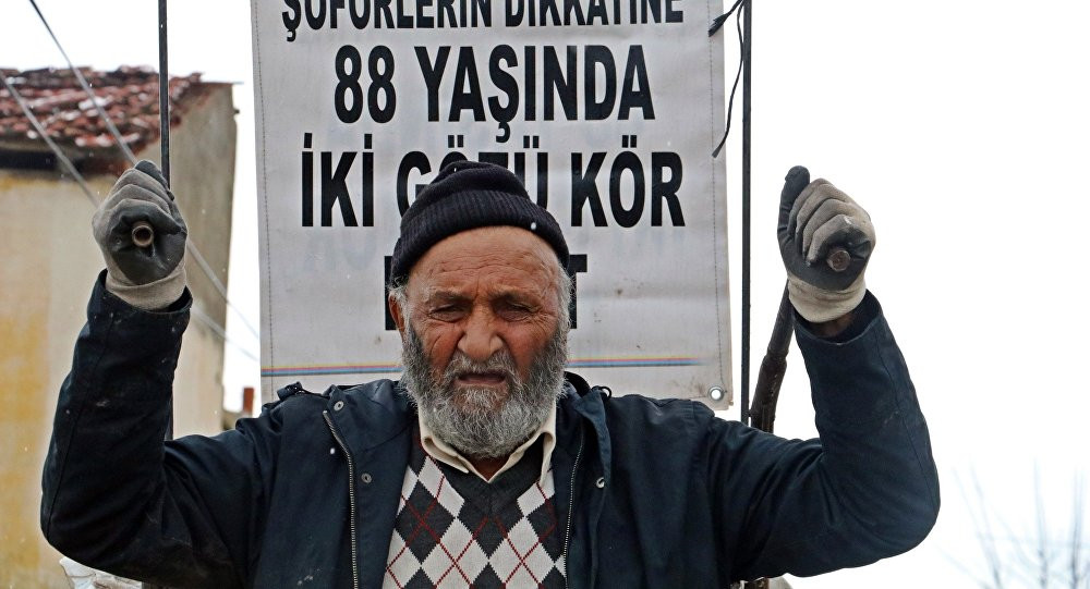 88 yaşındaki adam, görmeyen gözlerle çöp toplayarak ailesine bakıyor
