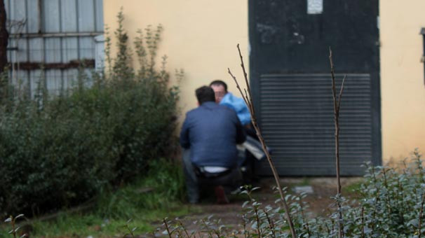 Benzin döküp kendini yakmak istedi