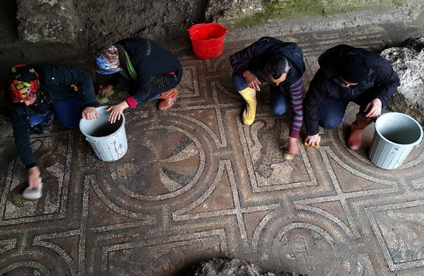 Binlerce yıllık mozaikte dikkat çeken figür!