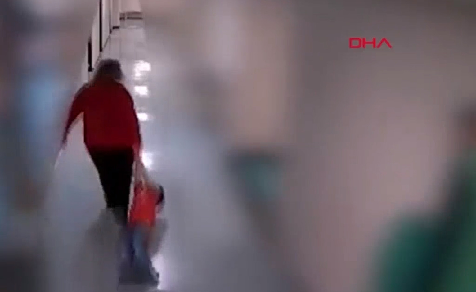 Otizmli çocuğu yerlerde sürükledi