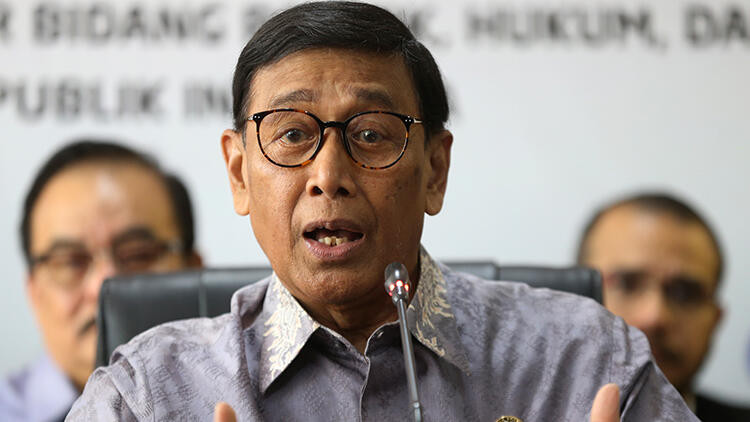 Endonezya Güvenlik Bakanı'na bıçaklı saldırı
